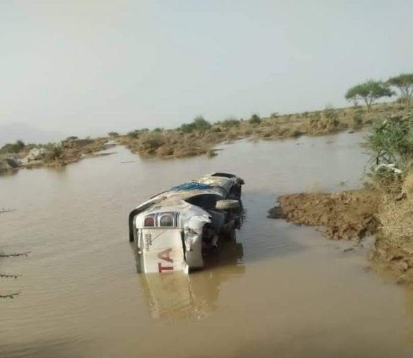 بعد غرق عشرات المركبات.. تعثر الحركة بين مأرب والجوف نتيجة السيول