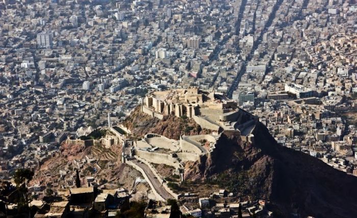 تعز.. استشهاد مواطن وإصابة طفل بقصف مدفعي وطيران مسيّر شنته مليشيا الحوثي على أحياء سكنية