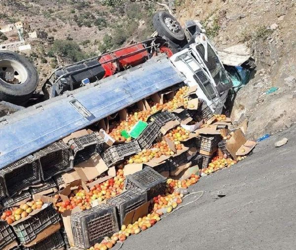 تداعيات الحصار الحوثي.. وفاة سائق في حادث سقوط شاحنة بنقيل حيفان